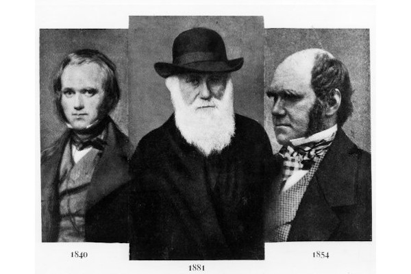 Charles Darwin, no centro.